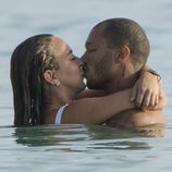 Chloe Green y Jeremy Meeks besándose en la playa