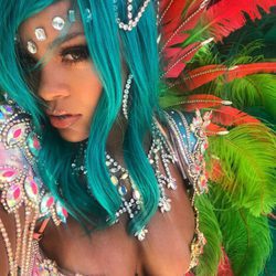 Rihanna se hace un selfie en el Carnaval de Barbados 2017