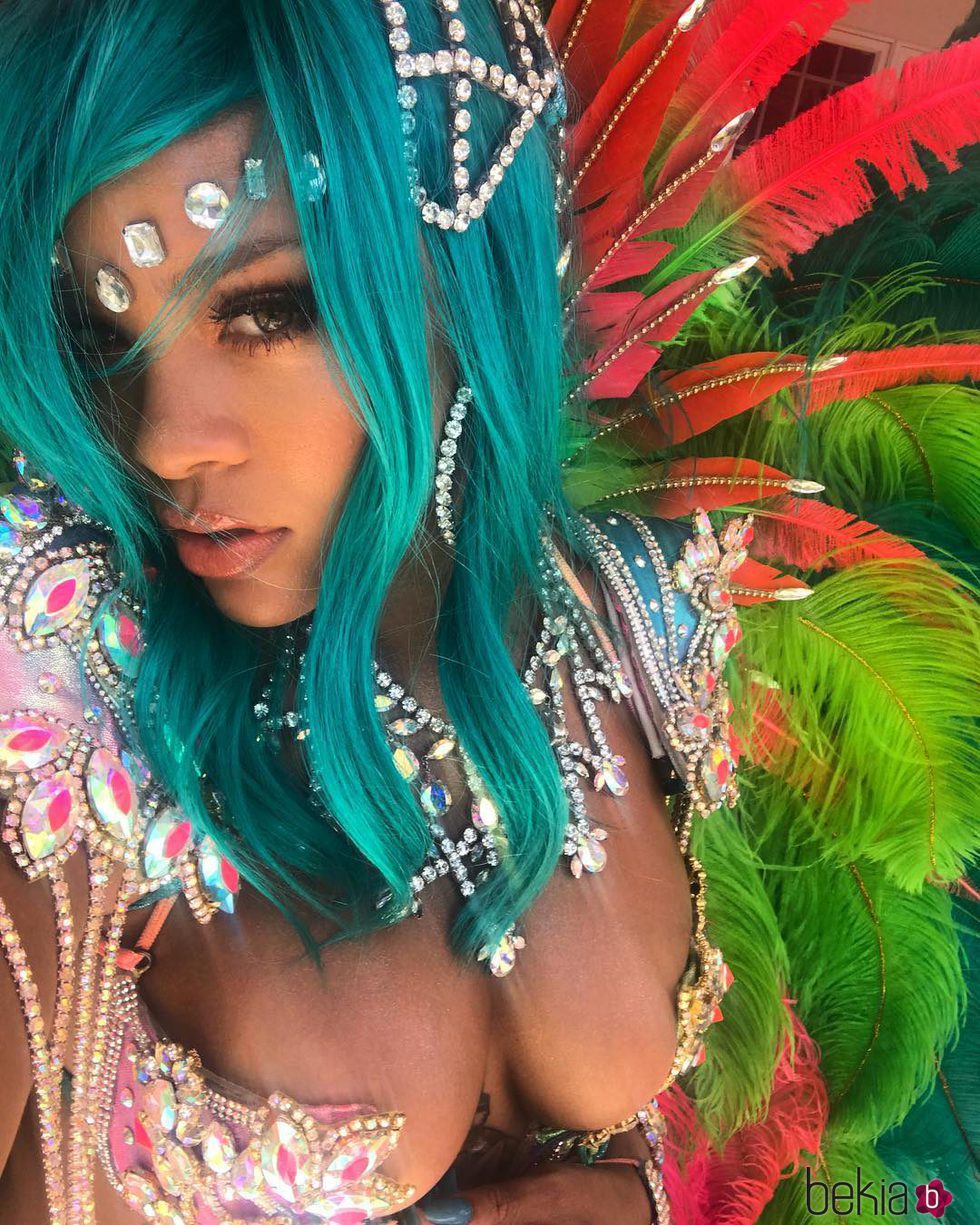 Rihanna se hace un selfie en el Carnaval de Barbados 2017