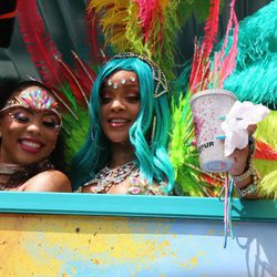 La cantante Rihanna en una de las carrozas del Carnaval de Barbados 2017