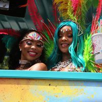 La cantante Rihanna en una de las carrozas del Carnaval de Barbados 2017