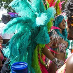 Rihanna presume de alas en su outfit del Carnaval de Barbados 2017