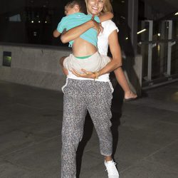 Alba Carrillo con su hijo Lucas volviendo de Gran Canaria