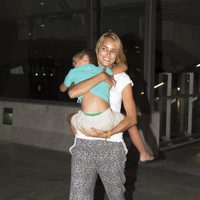 Alba Carrillo con su hijo Lucas volviendo de Gran Canaria