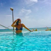 Anabel Pantoja dándose un refrescante baño en la piscina