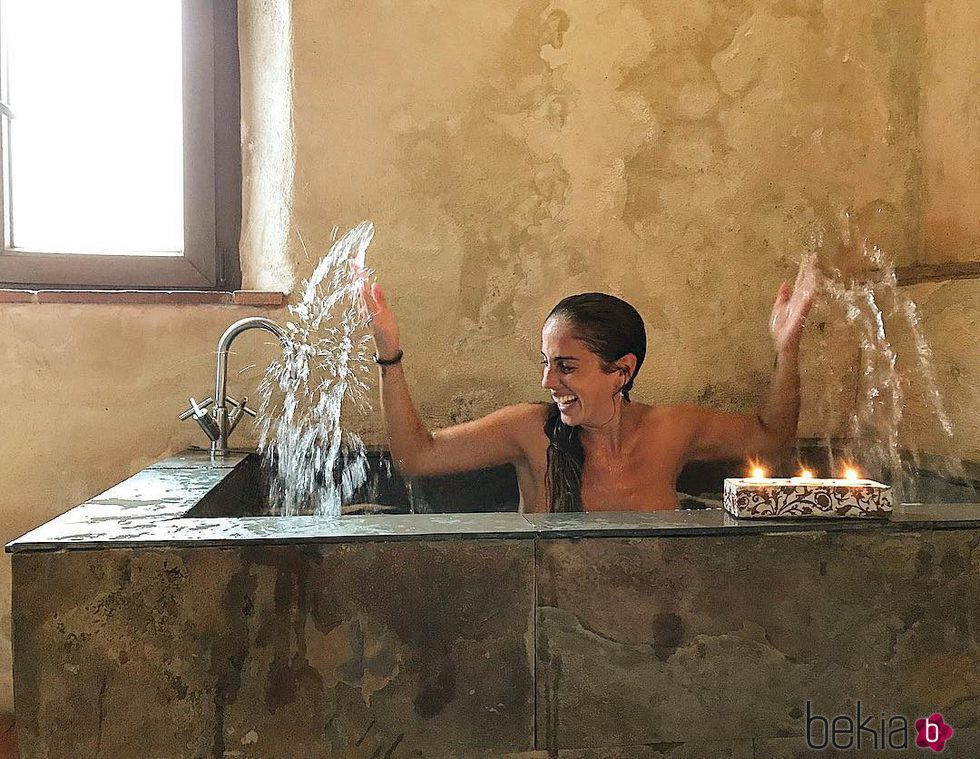 Anabel Pantoja disfrutando de su baño en la bañera