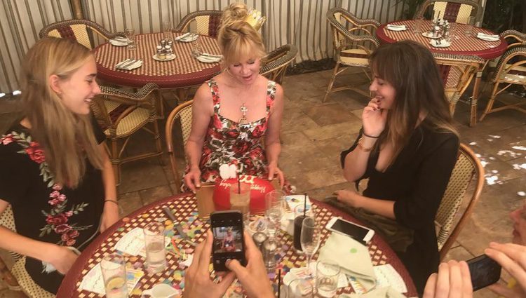 Melanie Griffith celebra su cumpleaños con sus hijas Dakota Johnson y Stella del Carmen