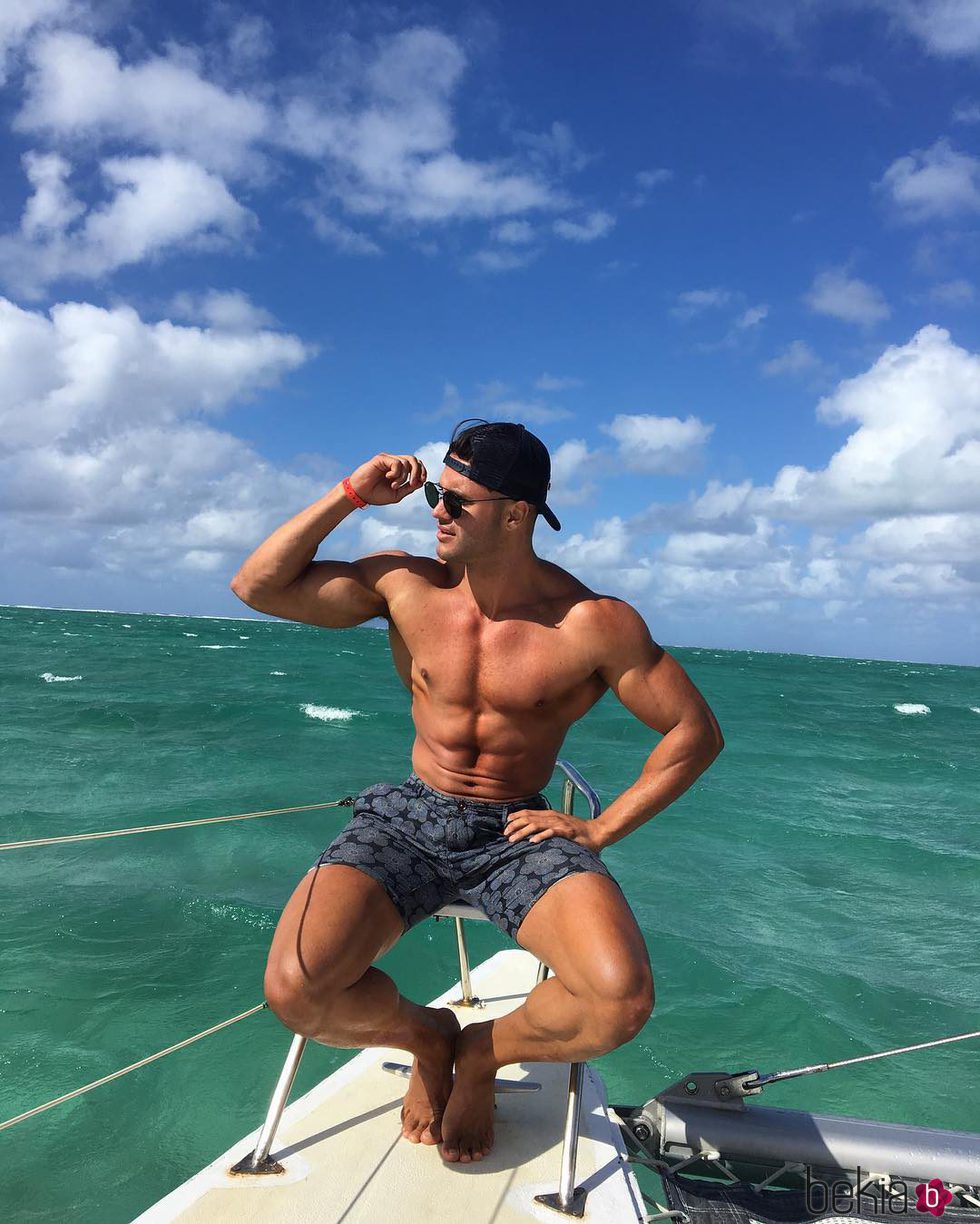 Fabio Agostini posando muy sexy en la playa