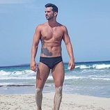 Suso Álvarez paseando por la playa