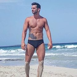 Suso Álvarez paseando por la playa