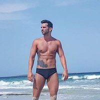 Suso Álvarez paseando por la playa