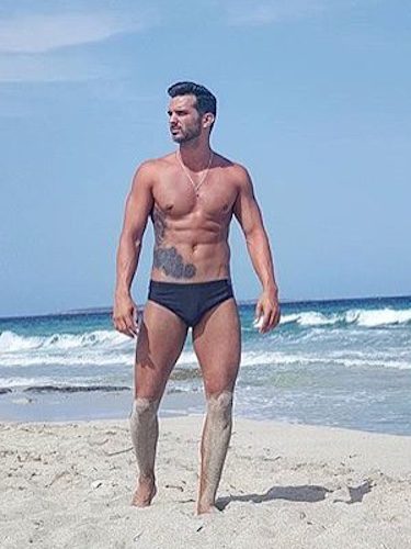 Suso Álvarez paseando por la playa