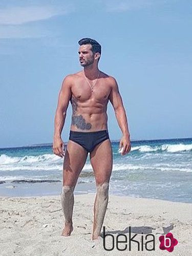 Suso Álvarez paseando por la playa