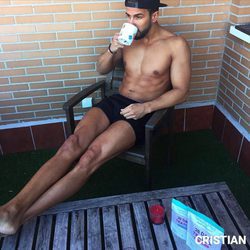 Cristian Nieto tomando el sol en la terraza