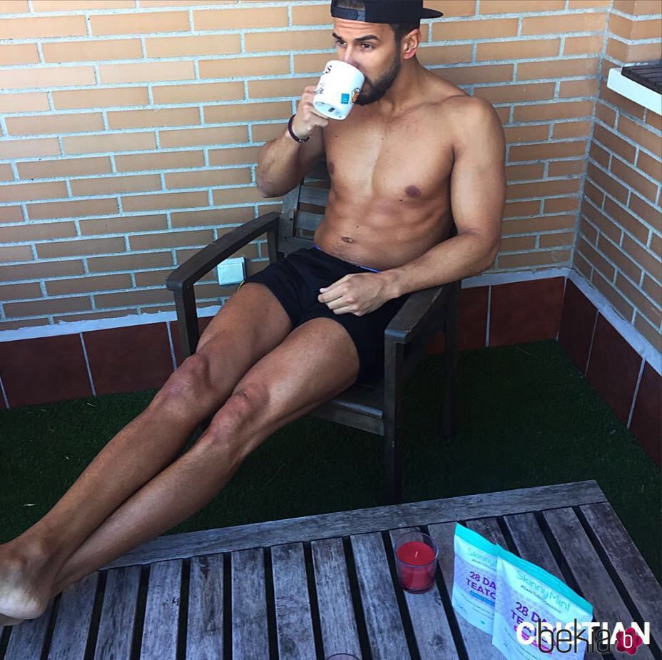 Cristian Nieto tomando el sol en la terraza