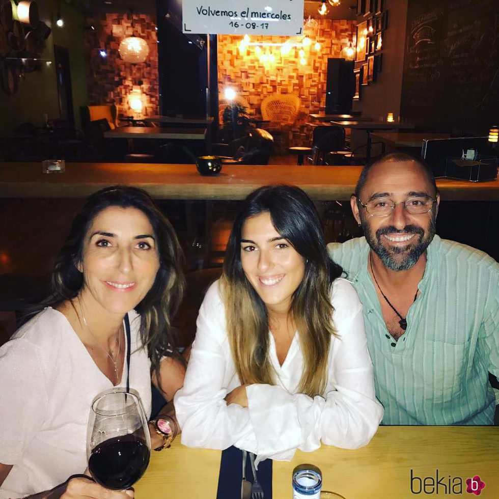 Paz Padilla con su hija Anna Ferrer y su exmarido Albert Ferrer en su bar