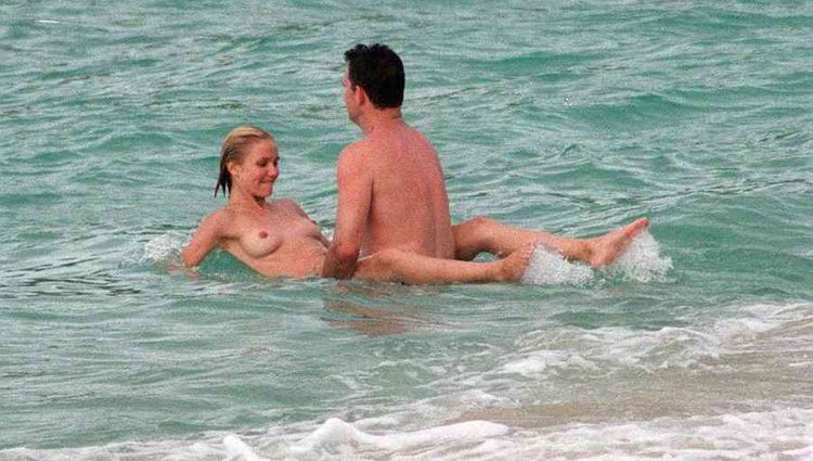 Cameron Diaz manteniendo relaciones sexuales en una playa con un hombre