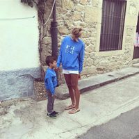 Alba Carrillo con su hijo Lucas disfrutando de su pueblo