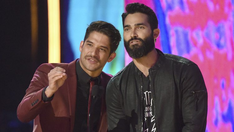 Tyler Posey y Tyler Hoechlin en el escenario de los Premios Teen Choice 2017