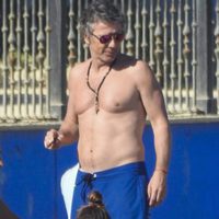 Alejandro Gravier con el torso desnudo en Marbella