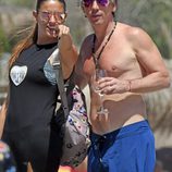 Irene Meritxell señala a Alejandro Gravier dónde están los paparazzi durante sus vacaciones en Marbella