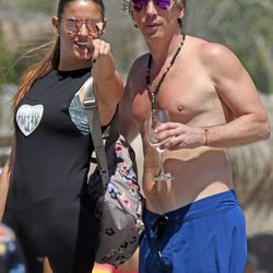 Irene Meritxell señala a Alejandro Gravier dónde están los paparazzi durante sus vacaciones en Marbella