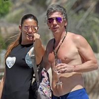 Irene Meritxell señala a Alejandro Gravier dónde están los paparazzi durante sus vacaciones en Marbella