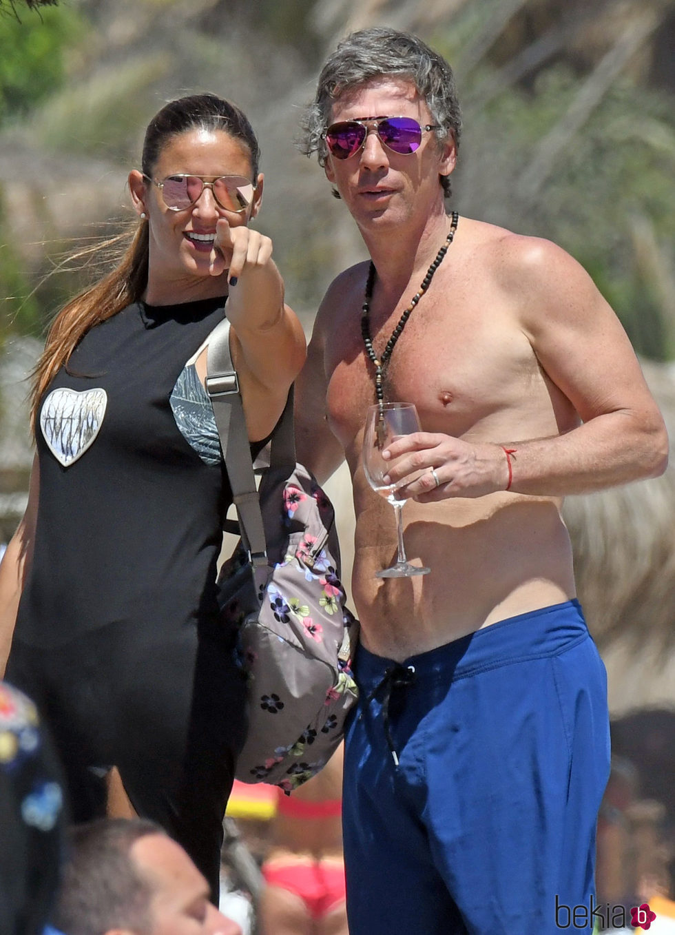 Irene Meritxell señala a Alejandro Gravier dónde están los paparazzi durante sus vacaciones en Marbella