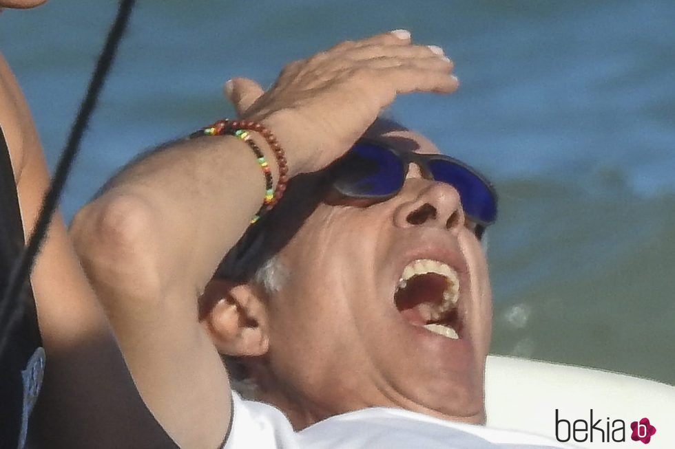 Imanol Arias bostezando en una playa de Marbella