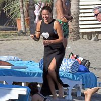 Imanol Arias e Irene Meritxell, muy felices en las playas de Marbella