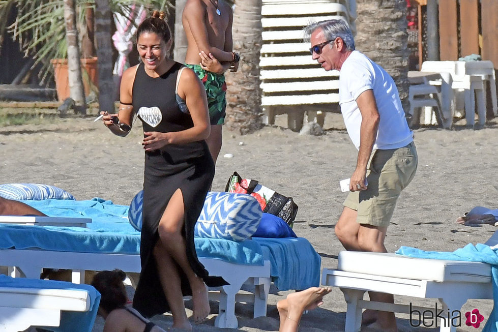 Imanol Arias e Irene Meritxell, muy felices en las playas de Marbella