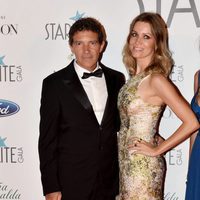 Nicoel Kimpel y Antonio banderas muy elegantes en la Gala Starlite 2017 en Marbella