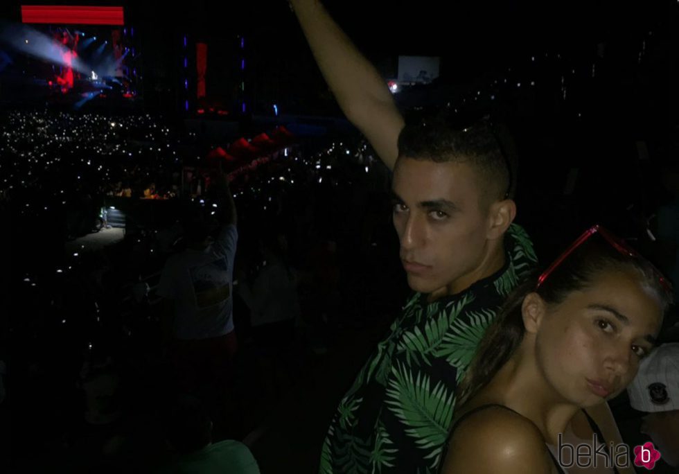 Andrea Janeiro y su amigo Isma en el concierto de David Guetta en Benidorm