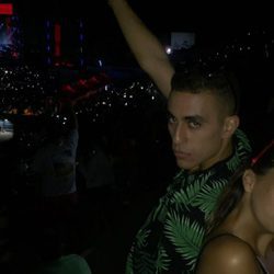 Andrea Janeiro y su amigo Isma en el concierto de David Guetta en Benidorm