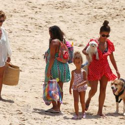 Mónica Cruz con su madre y su hija Antonella en las playas de Cádiz