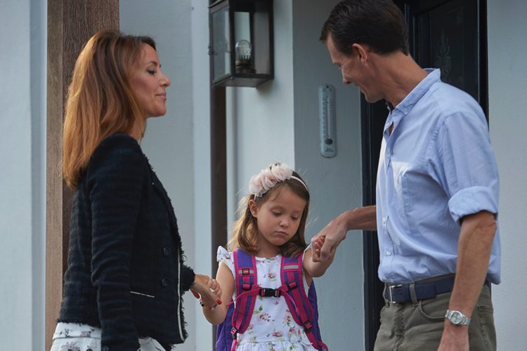 Federico y Marie de Dinamarca convenciendo a su hija Athena para ir al colegio en su primer día