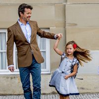 Josefina de Dinamarca, muy feliz con su padre, Federico de Dinamarca, en su primer día de colegio