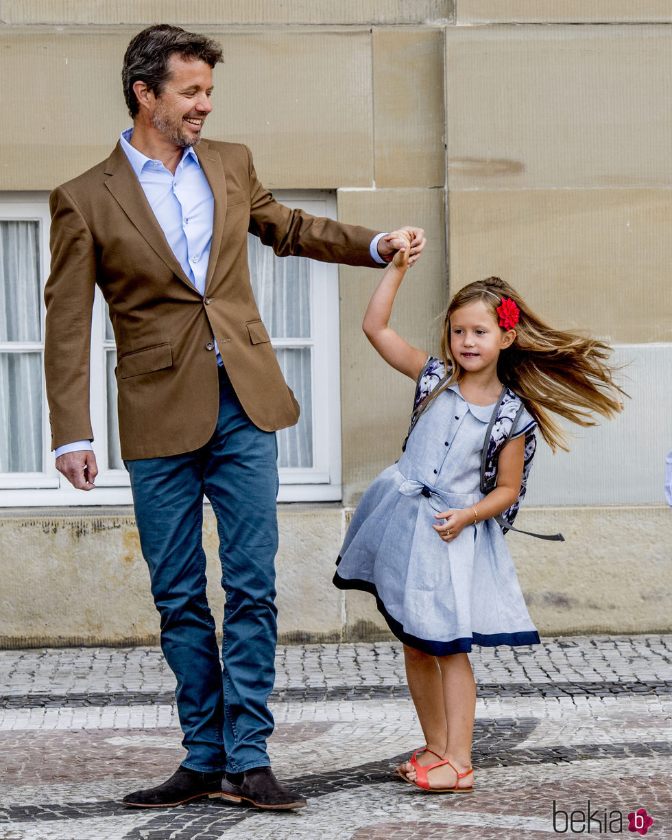 Josefina de Dinamarca, muy feliz con su padre, Federico de Dinamarca, en su primer día de colegio