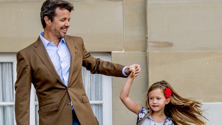 Josefina de Dinamarca, muy feliz con su padre, Federico de Dinamarca, en su primer día de colegio