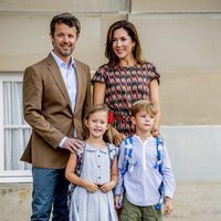 Federico y Mary de Dinamarca acompañan a sus hijos Vicente y Josefina en su primer día de colegio