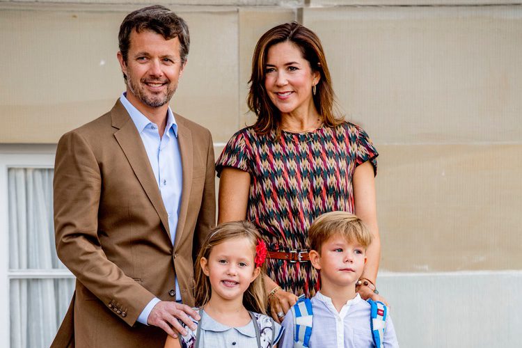 Federico y Mary de Dinamarca acompañan a sus hijos Vicente y Josefina en su primer día de colegio