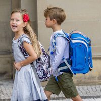 Josefina de Dinamarca, muy contenta en su primer día de colegio frente a la tristeza de Vicente de Dinamarca