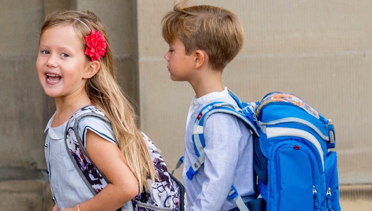 Josefina de Dinamarca, muy contenta en su primer día de colegio frente a la tristeza de Vicente de Dinamarca