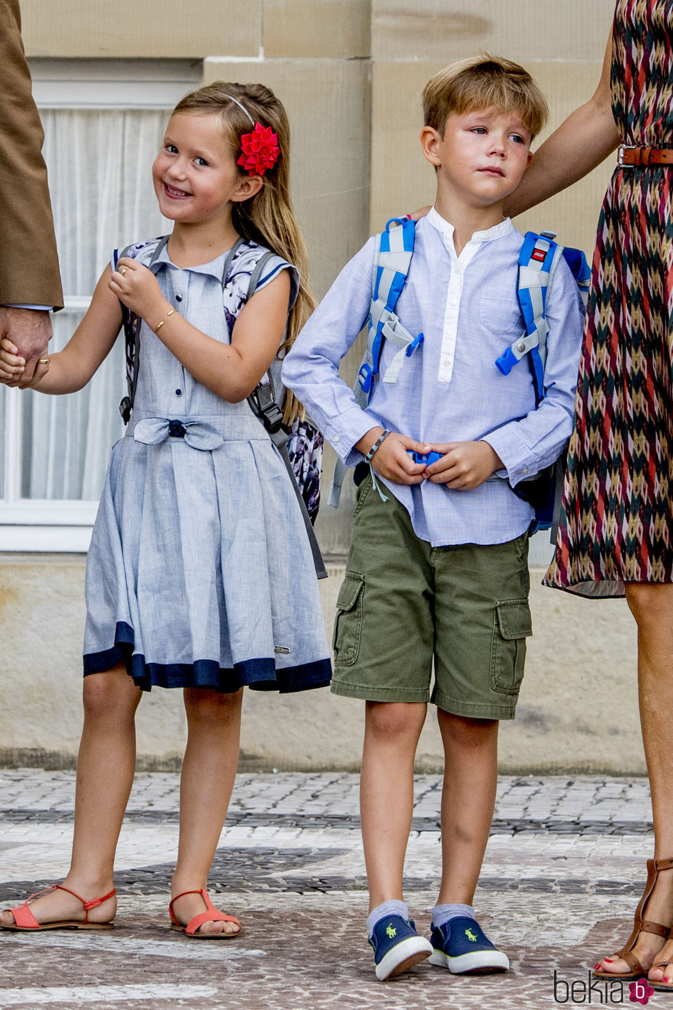 Vicente y Josefina de Dinamarca en su primer día de colegio