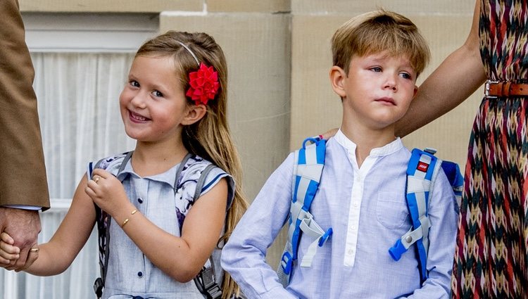 Vicente y Josefina de Dinamarca en su primer día de colegio