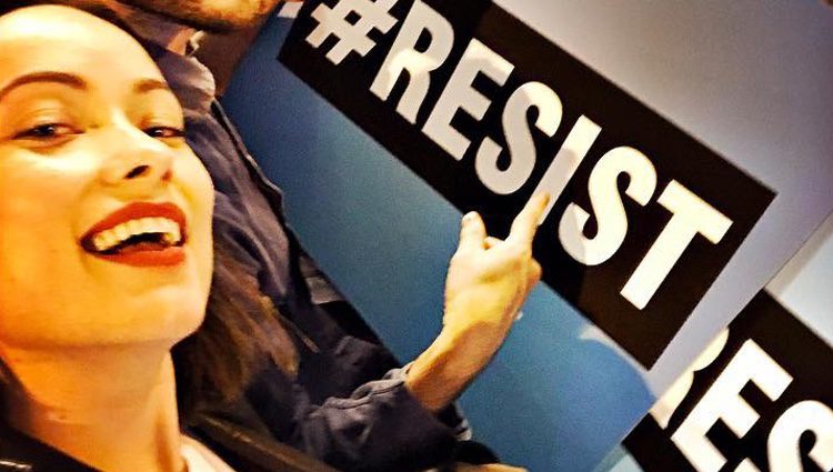 Olivia Wilde protestando en la Torre Trump contra el Presidente de Estados Unidos