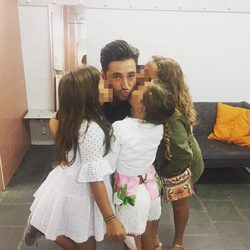 David Bustamante acompañado por su hija y sus sobrinas en su último concierto