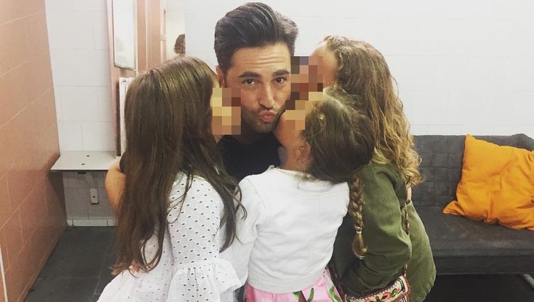 David Bustamante acompañado por su hija y sus sobrinas en su último concierto