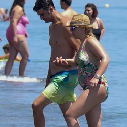 María José Campanario junto a Jesulín de Ubrique en la playa