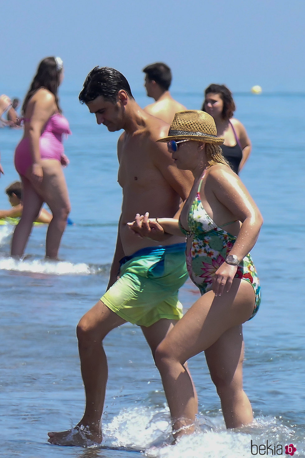 María José Campanario junto a Jesulín de Ubrique en la playa